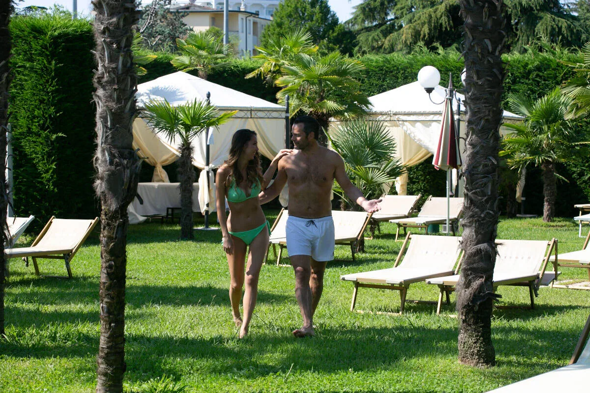 Coppia che passeggia nel giardino dell'Hotel Terme All'Alba