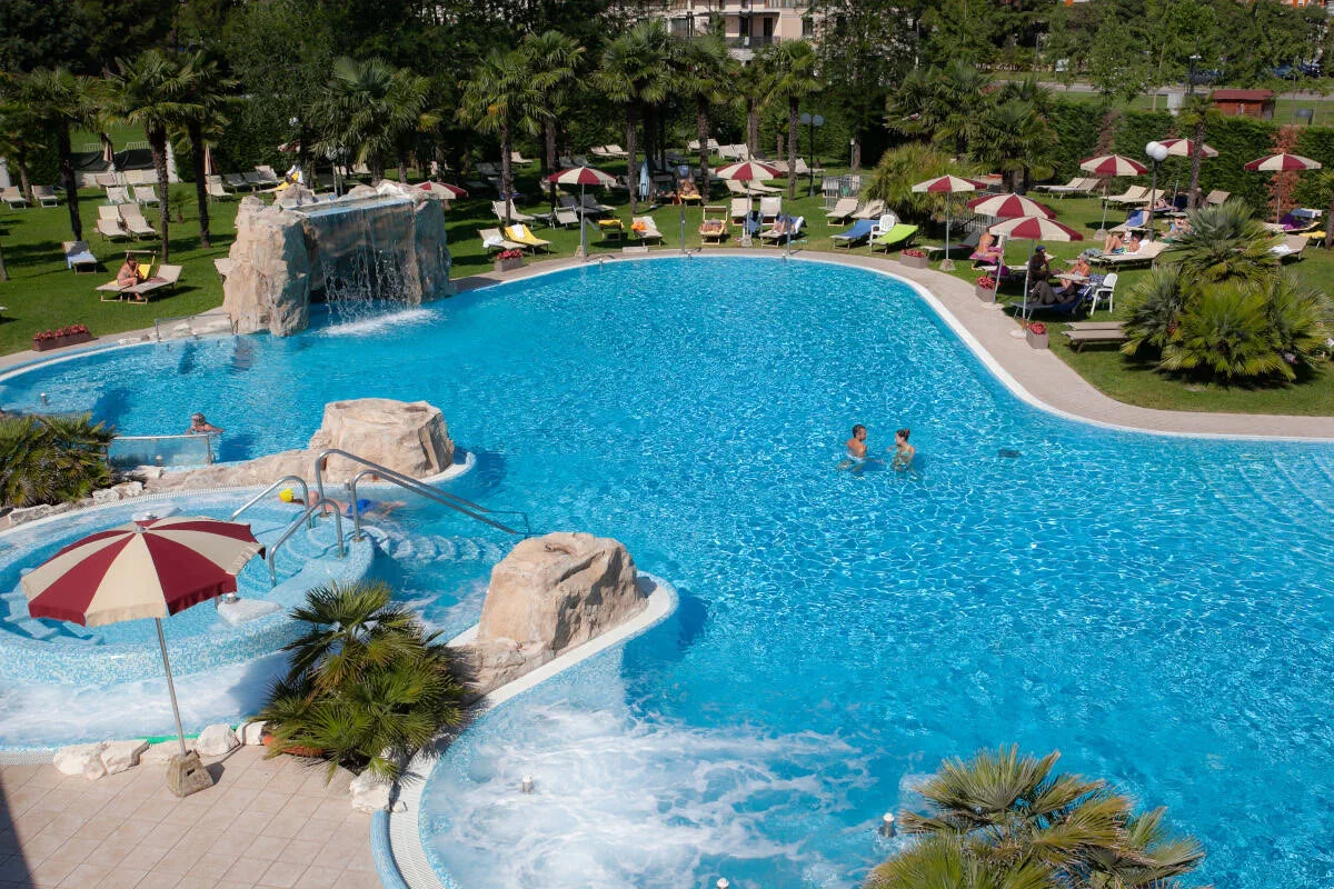 Vista aerea della piscina esterna Hotel Terme All'Alba