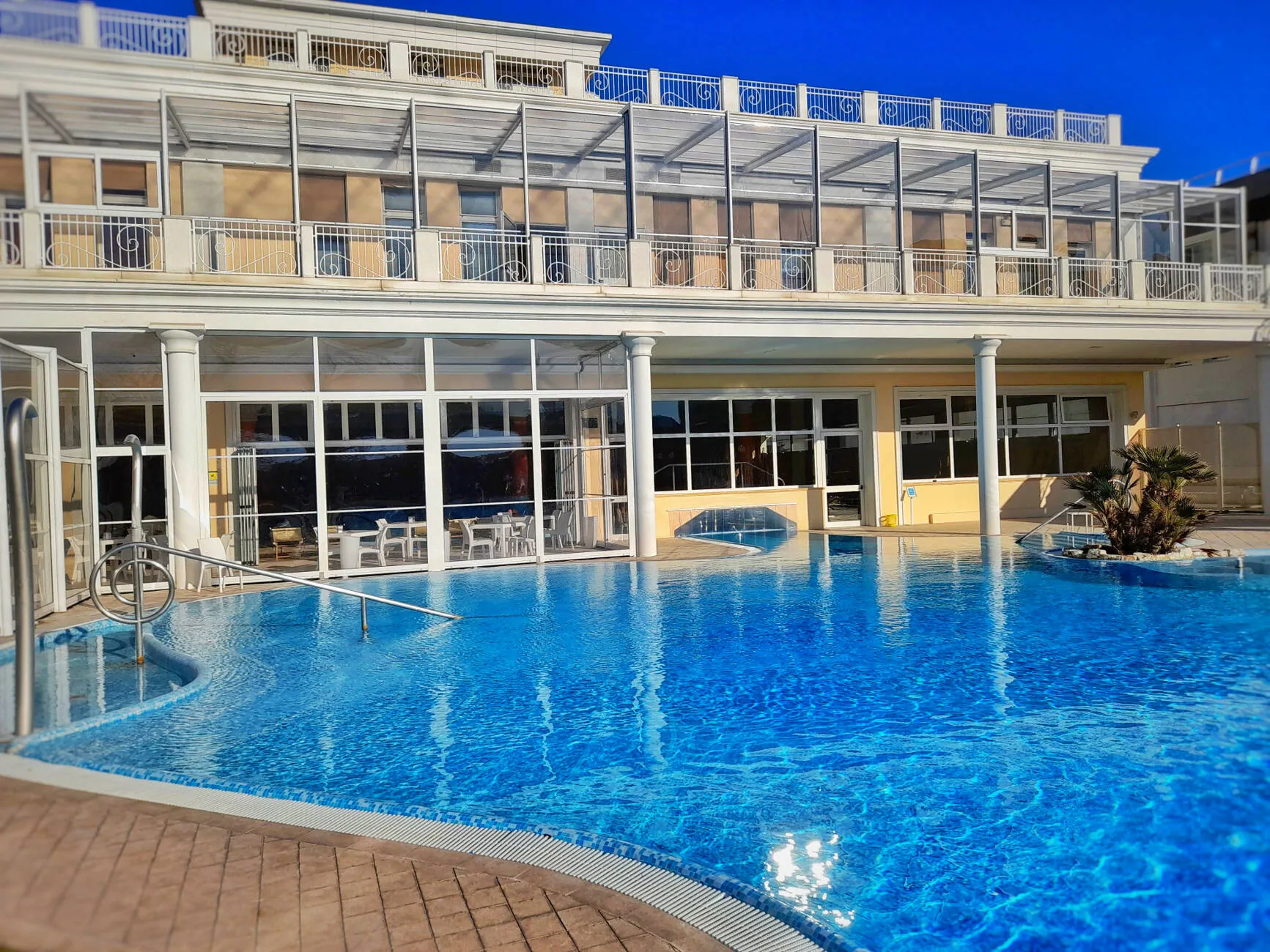 Piscina esterna e facciata Hotel Terme All'Alba
