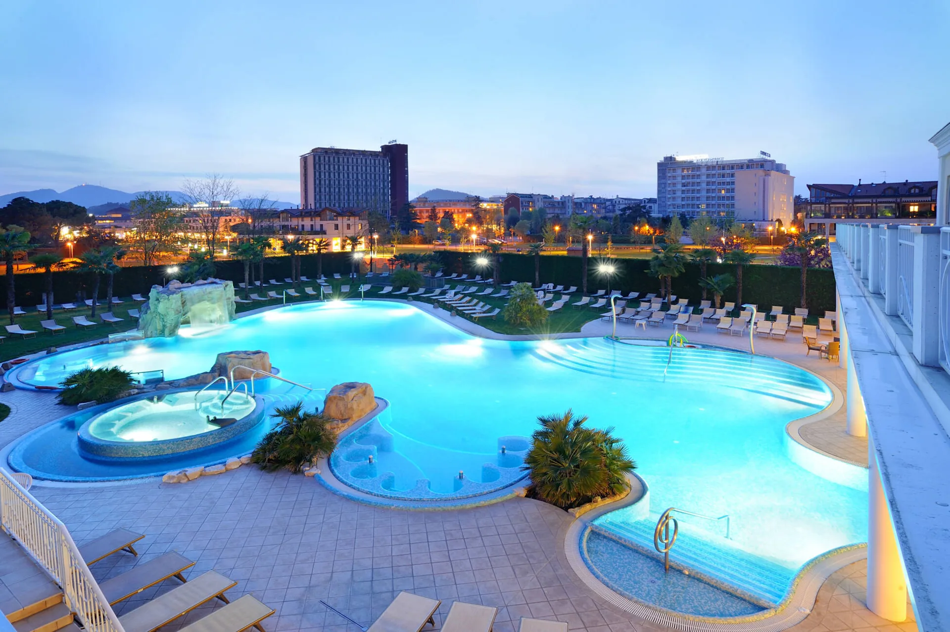 Piscina esterna serale panoramica Hotel Terme All'Alba
