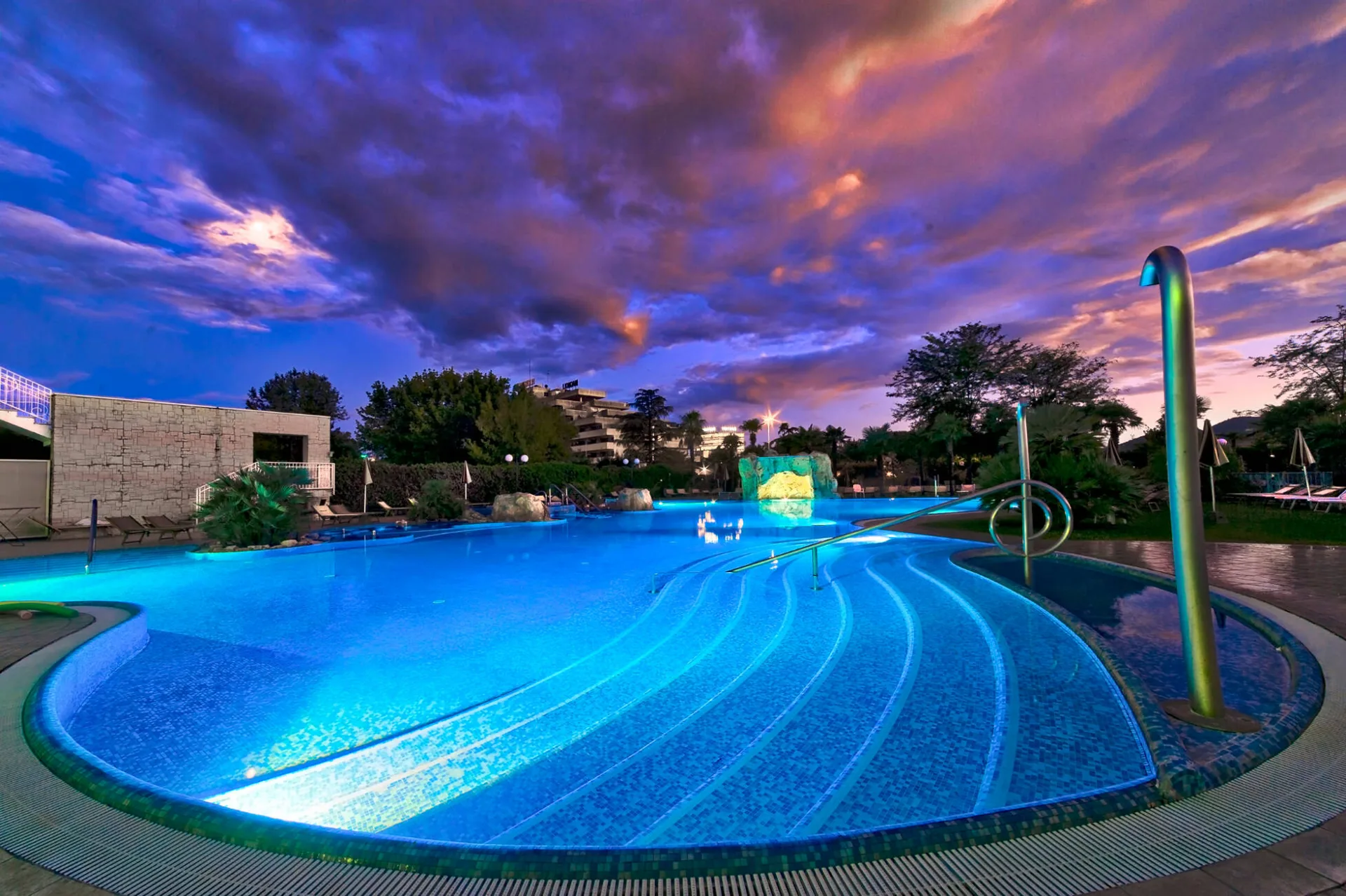 Piscina esterna al tramonto Hotel Terme All'Alba