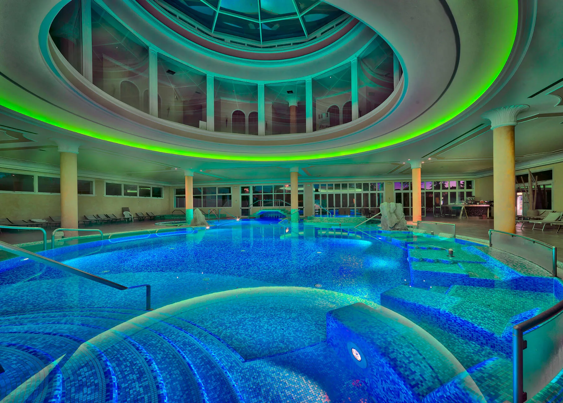 Piscina interna serale Hotel Terme All'Alba