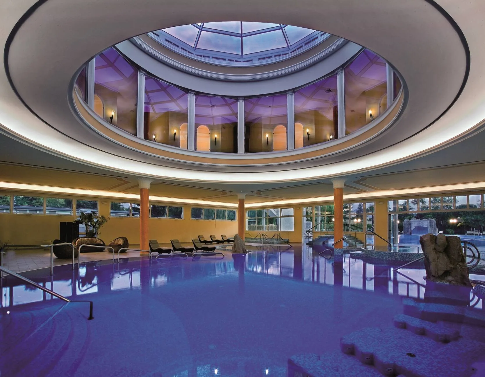 Piscina interna serale con luci soffuse Hotel Terme All'Alba