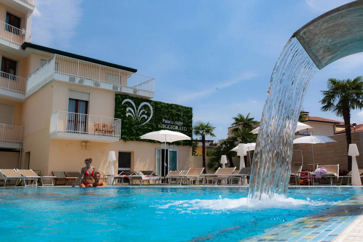 Piscina con cascata Palace Hotel Meggiorato