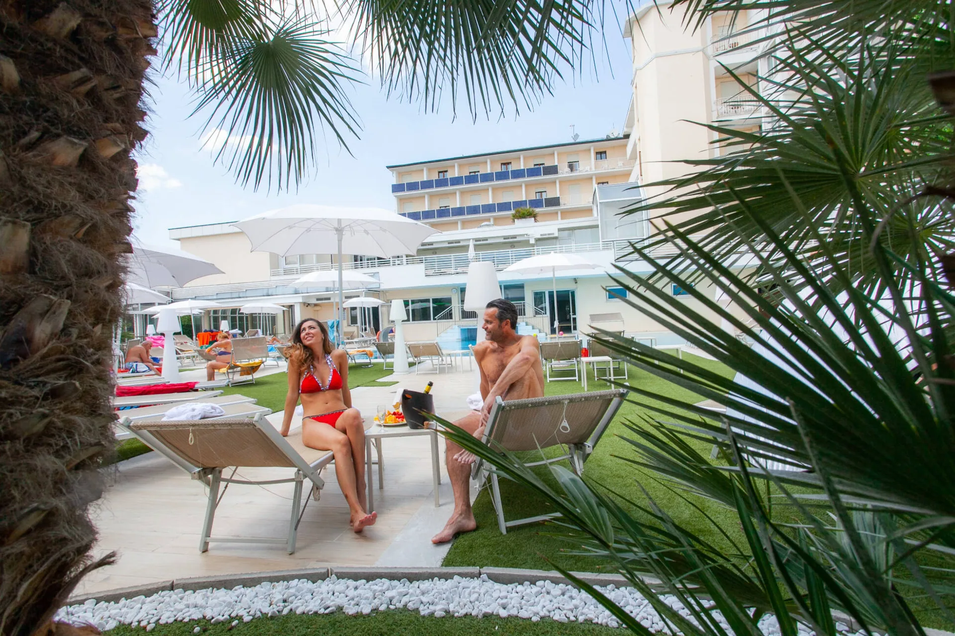Zona solarium e piscina esterna